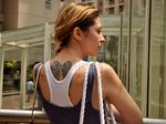 Naomi Lee Pamer Tato di Punggung