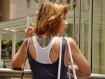 Naomi Lee Pamer Tato di Punggung