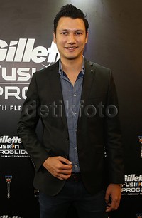 Tian tampil necis dibalut kemeja biru dan jas hitam. Pool/Palevi S/detikFoto.