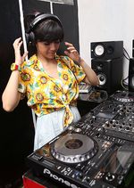 Yuk, Intip Putri Una Nge-DJ