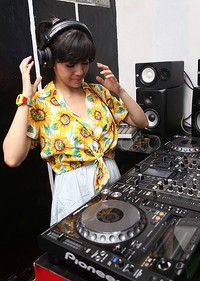 Ia ikut serta dalam pemilihan DJ kelas dunia.