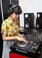 Yuk, Intip Putri Una Nge-DJ