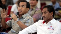 Ketua Dewan Satlak Prima Tono Suratman memberikan pertanyaan kepada para calon.