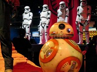 Droid baru BB-8 yang menyerupai bola sepak, turut dipamerkan.