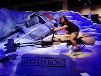 Penggemar mencoba properti warpod sebelum memainkan game Star Wars Battlefront.