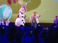 Josh Gad yang mengisi suara Olaf di film animasi 'Frozen', mengajak sekitar 8 ribuan penggemar untuk nyanyi bersama di sesi 'Frozen FANdemonium'.