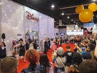 Pembukaan Disney Store dalam acara D23 Expo 2015 yang meriah.