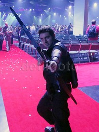 Penggemar yang berpakaian seperti karakter Hawkeye ini turut bernyanyi soundtrack film animasi 'Frozen'.