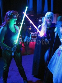 Para gadis seksi pemegang lightsaber.