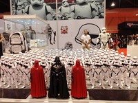 Darth Vader memimpin pasukan Stormtrooper.