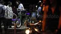 Sepeda listrik itu menyita perhatian pengunjung IIMS 2015.