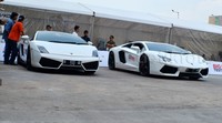 Para pengunjung antusias menyaksikan aksi test ride 2 Lamborghini dalam ajang 'Supercar Taxi Ride' di Pameran GIIAS, ICE, BSD, Tangerang Selatan. Pool/Aris Ginanjar/detikFoto.