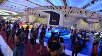 Pengunjung memadati booth Toyota. Pool/Aris Ginanjar/detikFoto.