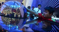 Seorang anak melihat teknologi canggih dari mobil Toyota Mirai. Pool/Aris Ginanjar/detikFoto.