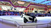 Booth yang menampilkan Toyota I-Road dipadati pengunjung. Pool/Aris Ginanjar/detikFoto.