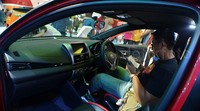 Pengunjung melihat interior Toyota Yaris. Pool/Aris Ginanjar/detikFoto.