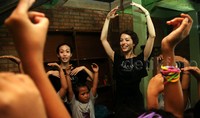 Ballerina asal Australia, Juliet Burnett memberi pelatihan menari balet ke pada anak-anak sanggar Ciliwung Merdeka di bantaran Ciliwung, Jakarta, Sabtu, 29/8/2015.
