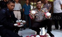 Setelah diteliti penjinak bom Gegana, ternyata barang tersebut bunga api dari China yang biasa digunakan untuk perayaan, kata Kapolres Pelabuhan Tanjung Perak, AKBP Arnapi di Mako Gegana Brimbo Polda Jatim, Jalan Gresik, Surabaya, Sabtu (29/8/2015). Pool/Rois Jajeli/detikcom.