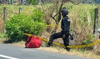 Diberitakan sebelumnya, dua kardus yang diduga berisi bom atau bahan peledak ditemukan tergeletak di tepi bahu jalan Tol Dupak II arah Tanjung Perak pada pukul 07.00 Wib oleh seorang petambak. Pool/Rois Jajeli/detikcom.