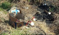 Belum ada informasi, siapa yang menaruh dua kardus diduga berisi bom di rerumputan pinggir jalan tol tersebut. Pool/Rois Jajeli/detikcom.