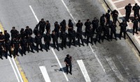     Polisi juga tetap berjaga-jaga di lokasi pusat demonstrasi. Edgar Su/Reuters/detikFoto.