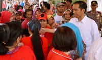 Jokowi sesekali melempar canda dan juga menjawab pertanyaan warga yang bersalaman. Istimewa/Setpres Laily Rachev/detikcom.     