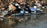 Warga Kumpulkan Sisa Bongkaran Kp Pulo Dengan Sampan