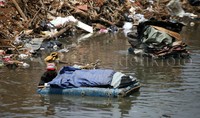 Para warga menggunakan cara yang cukup unik saat mengumpulkan sisa barang bongkaran di Kali Ciliwung.     