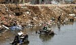 Warga Kumpulkan Sisa Bongkaran Kp Pulo Dengan Sampan