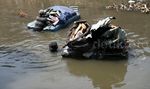 Warga Kumpulkan Sisa Bongkaran Kp Pulo Dengan Sampan