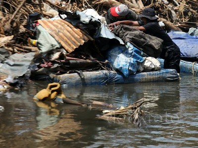 Warga Kumpulkan Sisa Bongkaran Kp Pulo Dengan Sampan
