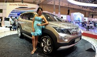 Bagian atap kabin yang mengadopsi konsep panoramic roof, selain menjadikan mobil ini lebih mewah, juga memudahkan pengemudi untuk dapat melihat pemandangan dari dalam kabin.Pool/Aris Ginanjar/detikFoto.