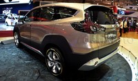 Desain interior yang bertemakan horizontal, menjadikan interior mobil ini terlihat lebih luas. Pada sisi dashboard terdapat fitur ambient cabin lamp dengan warna biru menyala untuk  memberikan suasana dramatis pada pengendara di dalamnya. Pool/Aris Ginanjar/detikFoto.