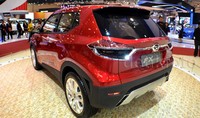 Dengan garis karakter dinamis, dipadu dengan kilap warna red metallic yang kuat, menjadikan FX Concept sebagai kendaraan compact cross-over yang semakin cocok bagi para pecinta petualang untuk dapat digunakan di berbagai medan. Pool/Aris Ginanjar/detikFoto.