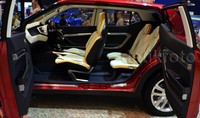 Fitur ambient cabin lamp pada area dashboard ditambah panoramic roof pada atap kabin, selain menjadikan nuansa interior yang berbeda, juga memberikan view atau pemandangan yang lebih luas pada pengguna di dalamnya. Pool/Aris Ginanjar/detikFoto.
