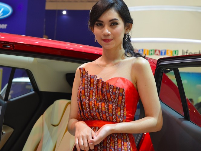 Isi Waktu Luang, Mahasiswi Jadi SPG GIIAS