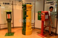 Maket pameran di lounge C7 dengan membawa contoh bus surat asli pada zamannya.