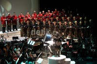 pemain flute dari sejumlah musisi yang tergabung dalam The Resonanz Music Studio di bawah asuhan conductor Avip Priatna tengah memainkan alat musik membawakan lagu nasional.