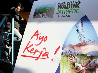 Pekerja Siapkan Peresmian Penggenangan Waduk Jatigede