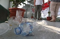 Perilaku tidak tertib terlihat dari sampah yang berserahkan di Jembatan Penyeberangan Orang (JPO) Bundaran HI, Jakarta Pusat, Minggu (30/8/2015).
