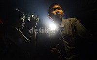penonton tampak asyik menikmati musik sambil berjoget