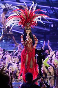 Ia melanjutkan penampilannya dengan menyanyikan lagu 'The Night is Still Young'. Kevork Djansezian/Getty Images/detikFoto.