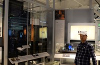 Babbage Engine (kiri), komputer tertua dengan ukuran satu lemari pakaian pada umumnya. Tak terbayang bahwa komputer sebesar itu bisa berevolusi menjadi canggih seperti sekarang ini (Ari Saputra/detikTravel)