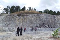 Ada beberapa tambang aspal di Kabupaten Buton, salah satunya bisa ditemukan di Desa Winning, Kecamatan Pasarwajo. Tambang tersebut dikelola oleh PT Wijaya Karya Bitumen. Traveler yang mau mampir harus izin petugas terlebih dahulu (Kurnia/detikTravel)