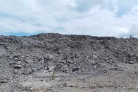 Batu aspal akan dikeruk dari bukit dan kemudian diolah di area tambang. Aktivitas di sini memang cukup menarik untuk dilihat dan dipelajari (Kurnia/detikTravel)