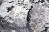 Udara siang di Buton terasa cukup panas. Aspal yang di tambang pun ada yang sampai meleleh karena panas (Kurnia/detikTravel)
