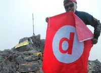Wartawan Afif Farhan dari kanal detikTravel menjadi wakil detikcom yang mengibarkan bendera detikcom di Puncak Carstensz. Ini adalah klimaks dari Ekspedisi Jurnalis ke Carstensz 2015 (Afif/detikTravel)
