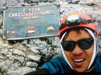 detikcom tiba di Puncak Carstensz di ketinggian 4.884 mdpl! Inilah perjalanan panjang ke titik tertinggi di Indonesia, setelah 7 hari menembus rimba Papua dan suhu 1 derajat Celcius (Afif/detikTravel)