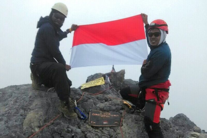 Foto-foto Perjuangan Meraih Puncak Carstensz Papua