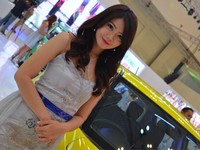 Suzuki Angels berpose dengan mobil Swift. (Aris Ginanjar).